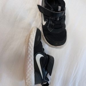 Toddler girl size 7 Nike revolution